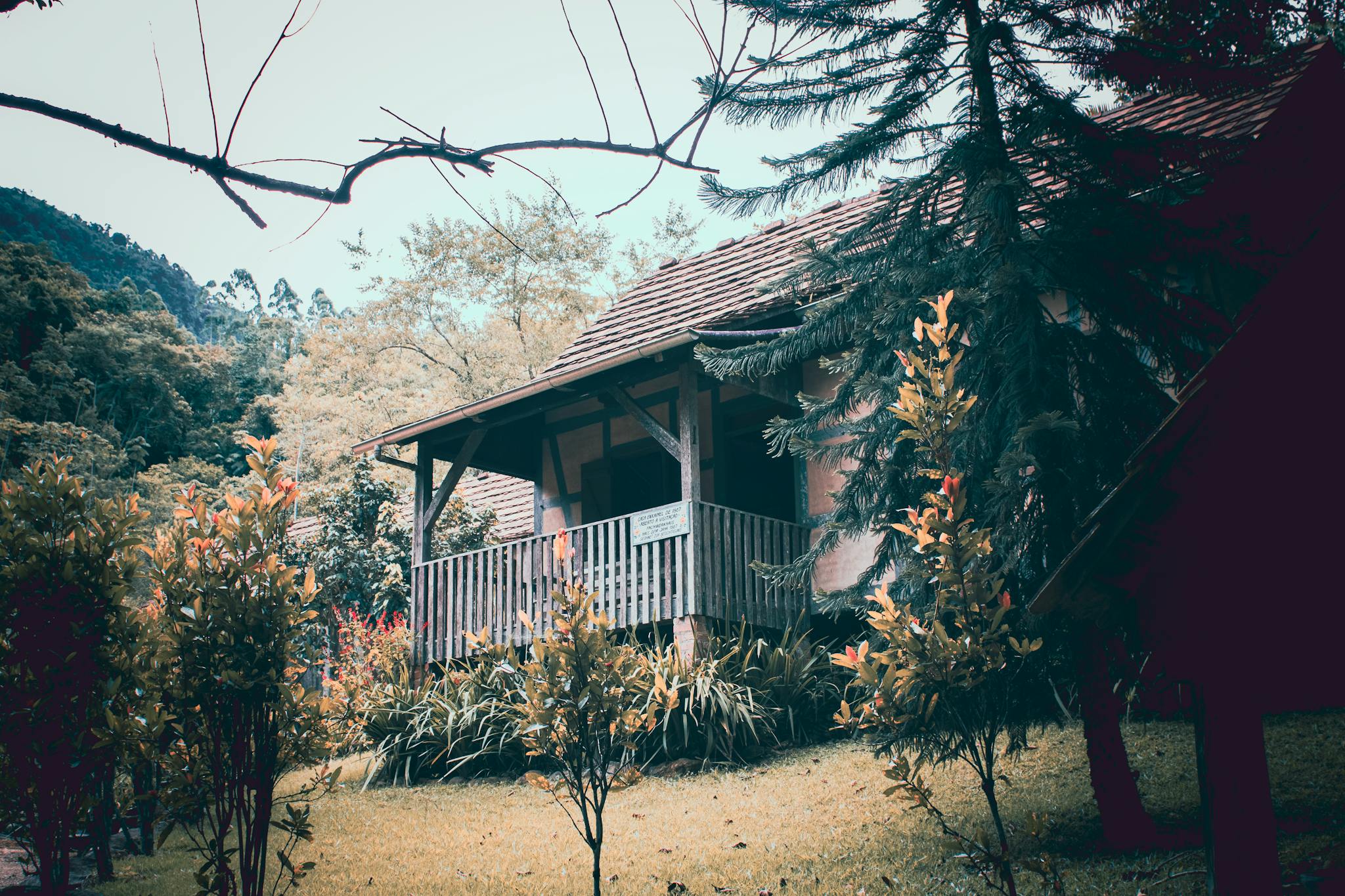 Rustic cottage nestled in the lush greenery of Santa Catarina, Brazil, offering a cozy and serene retreat.
